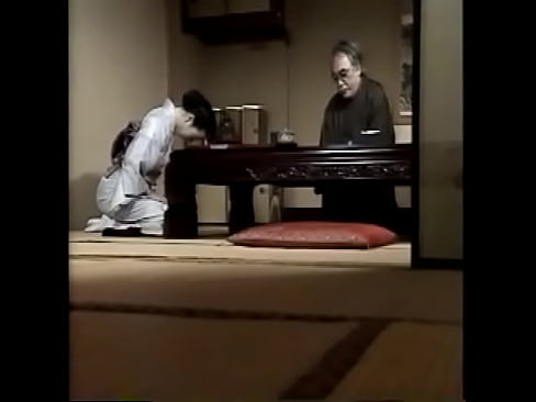 สามีหนุ่มพาเจ้านายมากินเหล้าที่บ้าน โดยมีภรรยาคอยเตรียมเหล้าให้กิน เมื่อเจ้านายหัวงูเจอภรรยาของเขาก็เกิดอารมณ์อยากจะเย็บ จึงใช้การเย็บด้วยวิธีที่ซาดิสเพื่อความสะใจ